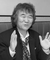 インタビューに笑顔で答える菅原洋一さん＝１９８９年１１月