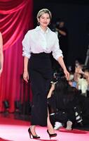 登壇する佐久間由衣＝東京有明アリーナ（撮影・堀内翔）