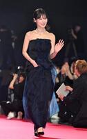レッドカーペットを歩く山下美月（撮影・堀内翔）