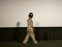 ヘルメットを被ったまま歩く伊藤英明