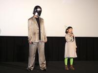 永尾柚乃のトークを見守るヘルメットを被った伊藤英明（左）