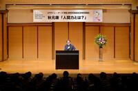 立命館大学衣笠キャンパスで講演した秋元康氏（立命館大学提供）