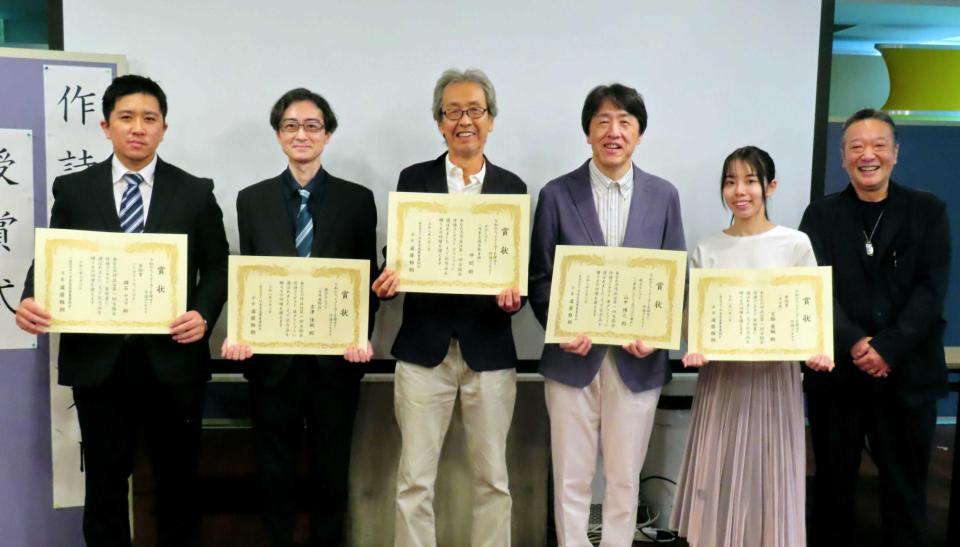 　笑顔を見せるグランプリの仲間さん（左から３人目）ら受賞者と音事協・音楽文化保護育成委員会委員の加藤和也氏（右端）
