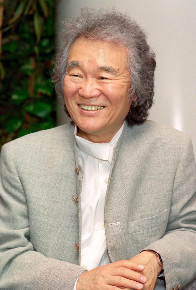 インタビューに答える菅原洋一さん＝１９９８年