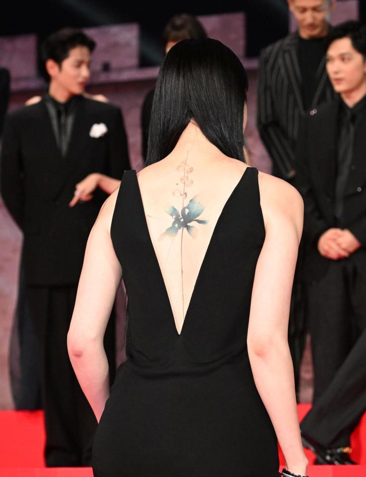 背中が見える衣装で登場した三吉彩花（撮影・堀内翔）