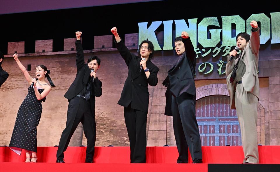 気合いが入る（左から）橋本環奈、吉沢亮、山﨑賢人、小栗旬、山田裕貴＝東京有明アリーナ（撮影・堀内翔）