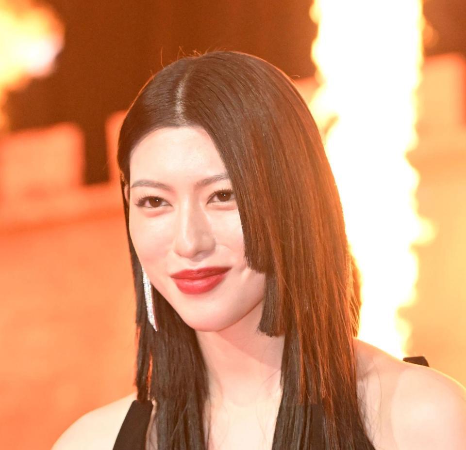炎が上がるなか降壇する三吉彩花＝２日