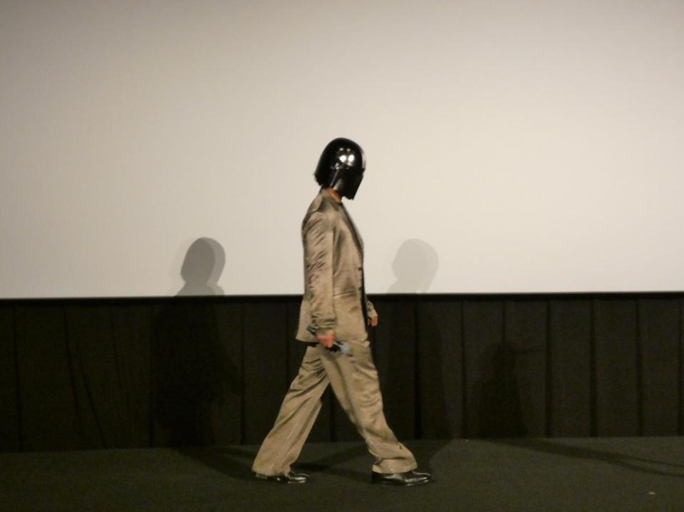 ヘルメットを被ったまま歩く伊藤英明