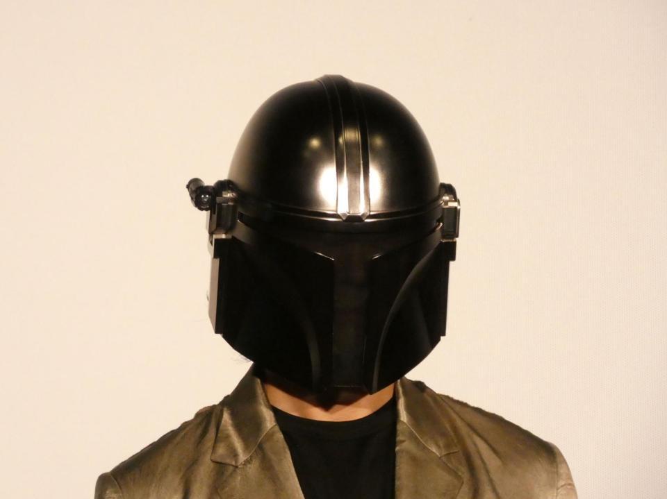 ヘルメットを被る伊藤英明