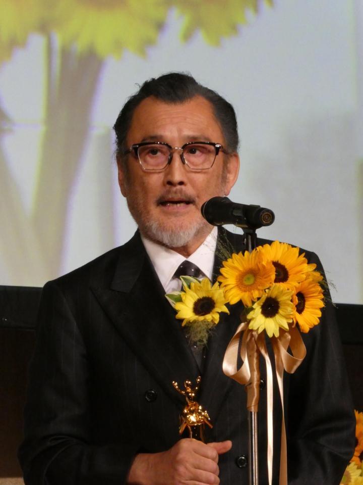 授賞式に登壇した吉田鋼太郎