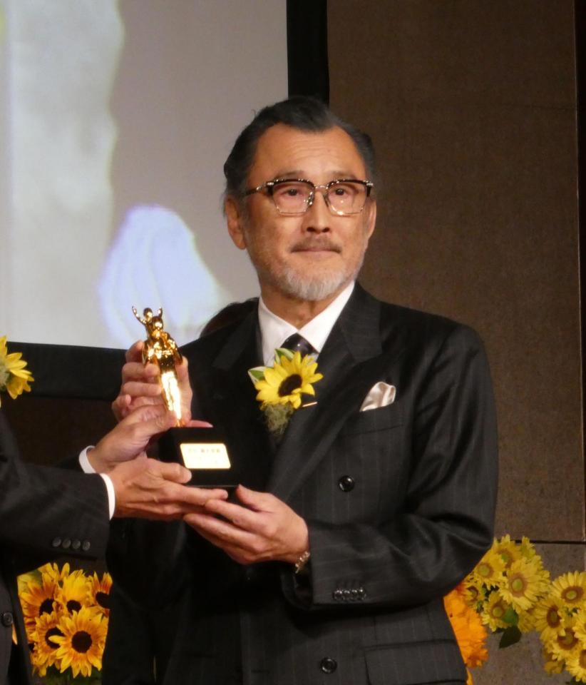 授賞式に登壇した吉田鋼太郎