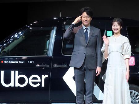 Ｕｂｅｒのイベントに登壇した大泉洋（左）と恒松祐里