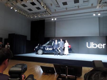 Ｕｂｅｒのイベントに登壇した大泉洋（中央）と恒松祐里（右）