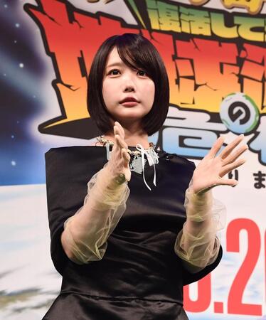 拍手をするあのちゃん（撮影・園田高夫）