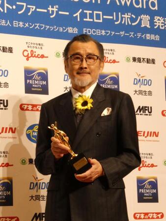 撮影に応じる吉田鋼太郎