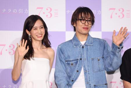 手を振る前田敦子（左）とク・ギョファン（撮影・石井剣太郎）