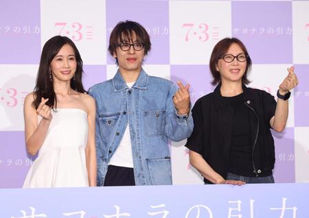 ポーズをとる（左から）前田敦子、ク・ギョファン、キム・ドヨン監督（撮影・石井剣太郎）