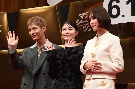 笑顔で手を振る（左から）塩野瑛久、有村架純、南沙良＝東京大手町の日経ホール（撮影・園田高夫）
