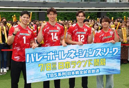 ポーズをとる（左から）西田有志、石川祐希、高橋藍、ｔｉｍｅｌｅｓｚ・原嘉孝（撮影・石井剣太郎）