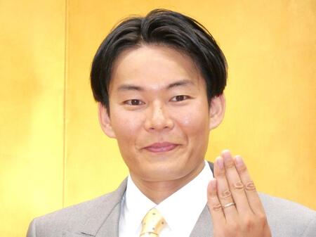 手作りの結婚指輪を披露するヒガ２０００