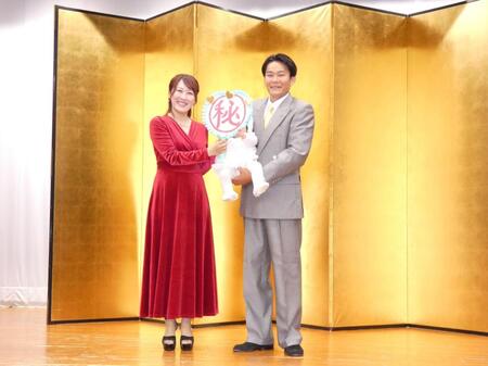 結婚会見を行った橋爪ヨウコ、ヒガ２０００（右）