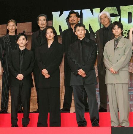 （前列左から）吉沢亮、山﨑賢人、小栗旬、山田裕貴（後列同）玉木宏、豊川悦司、坂口憲二、佐藤浩市＝２日