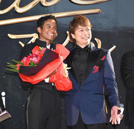 ジャファー・ジャクソン（左）に花束を渡した香取慎吾（撮影・堀内翔）