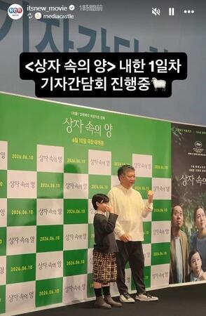 韓国の映画配給会社・ＮＥＸＴ　ＥＮＴＥＲＴＡＩＮＭＥＮＴ　ＷＯＲＬＤの公式インスタグラム＠ｉｔｓｎｅｗ＿ｍｏｖｉｅより　韓国で記者会見を行った（左から）桒木里夢、是枝裕和監督