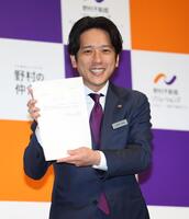 入社辞令を手にする二宮和也（撮影・石井剣太郎）