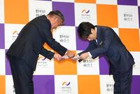 新ＣＭ発表会に登壇し、辞令を受け取る二宮和也（右）＝撮影・石井剣太郎
