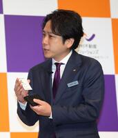 名刺を手にする二宮和也（撮影・石井剣太郎）