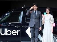 Ｕｂｅｒのイベントに登壇した大泉洋（左）と恒松祐里