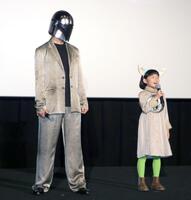 永尾柚乃（右）のトークを見守る伊藤英明