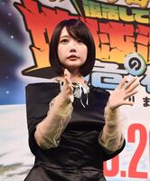 拍手をするあのちゃん（撮影・園田高夫）