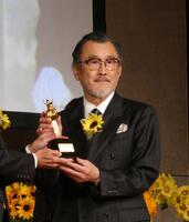 授賞式に登壇した吉田鋼太郎