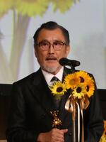 授賞式に登壇した吉田鋼太郎