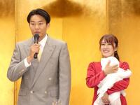 結婚会見を行ったヒガ２０００（左）、橋爪ヨウコ