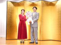 結婚会見を行った橋爪ヨウコ、ヒガ２０００（右）