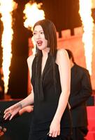 炎が上がるなか降壇する三吉彩花＝２日
