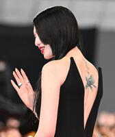手を振る三吉彩花＝２日