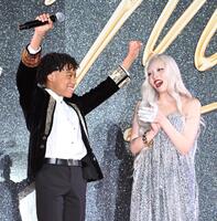 あいさつを終えたジュリアーノ・ヴァルディ（左）に拍手をする、ちゃんみな（撮影・堀内翔）