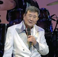 歌唱する小林旭