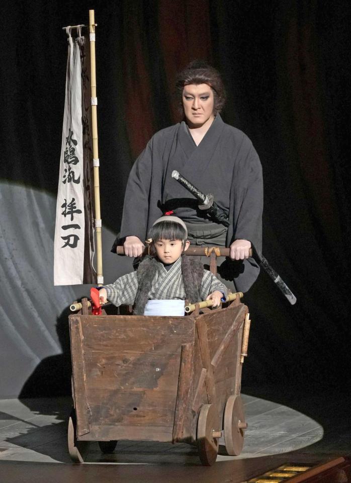 「子連れ狼」の拝一刀（中村獅童・奥）と大五郎（中村夏幹）©松竹