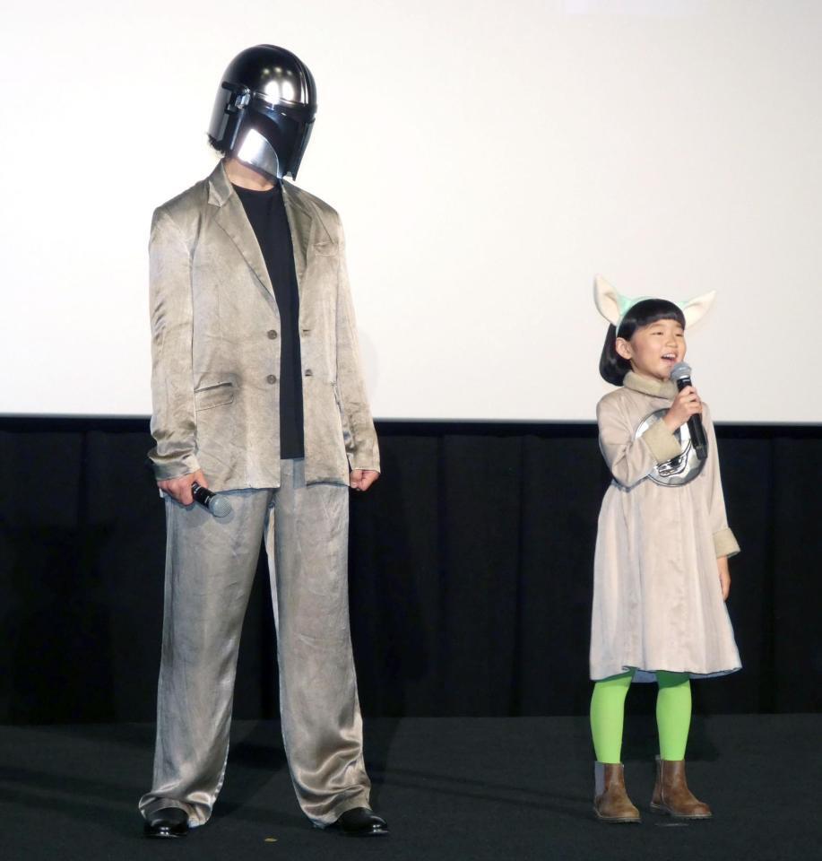 永尾柚乃（右）のトークを見守る伊藤英明