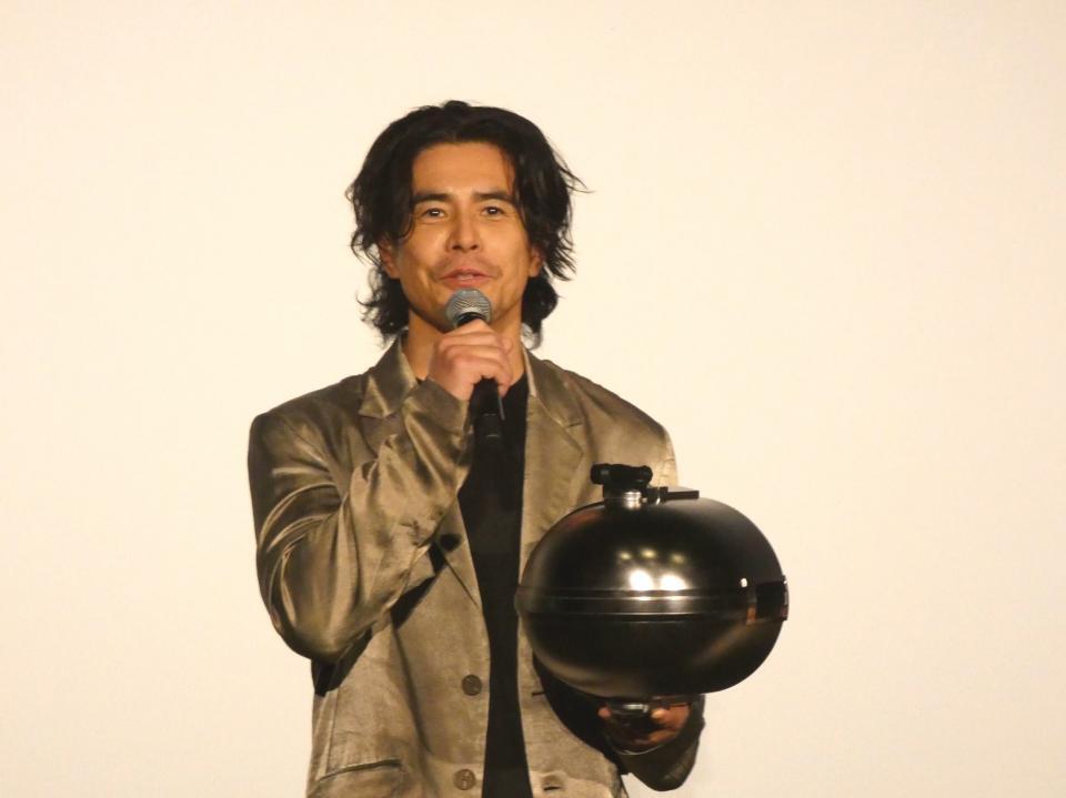 ヘルメットを脱ぎ色気があふれる伊藤英明