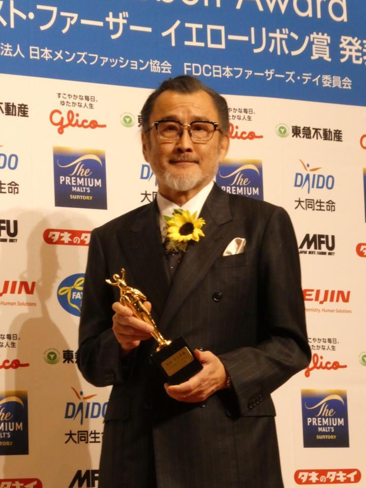 撮影に応じる吉田鋼太郎