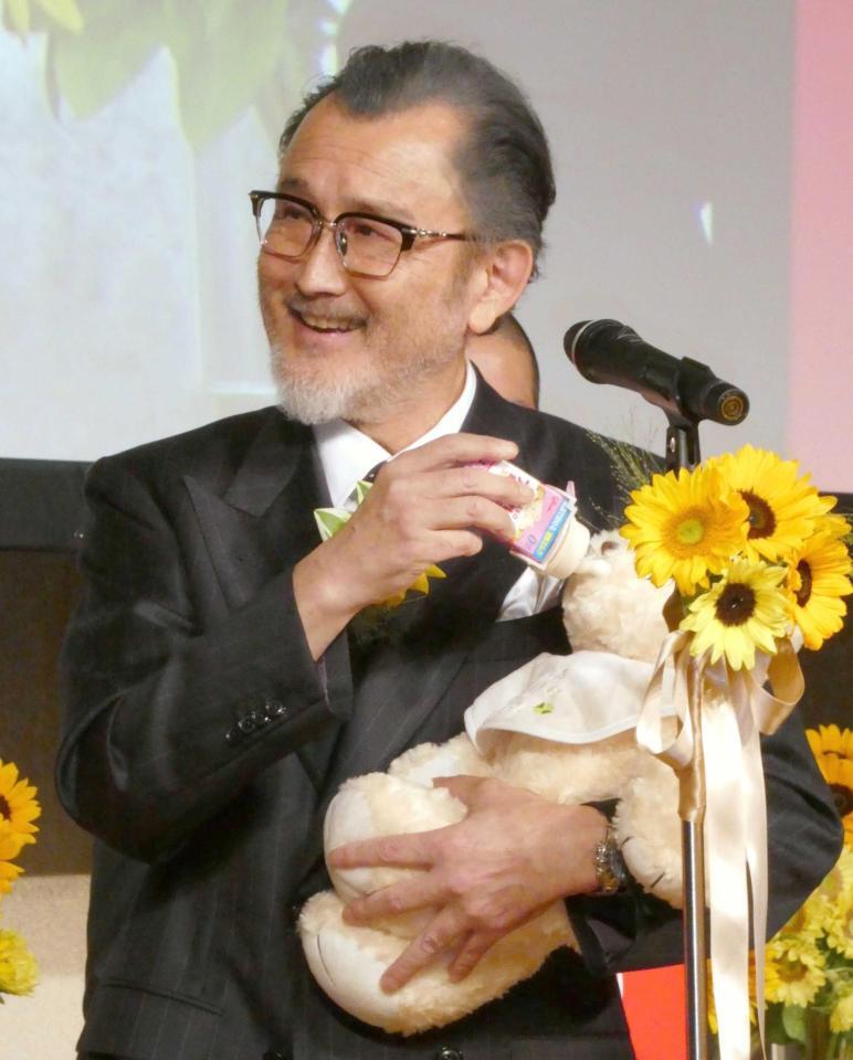 ぬいぐるみにミルクをあげる吉田鋼太郎