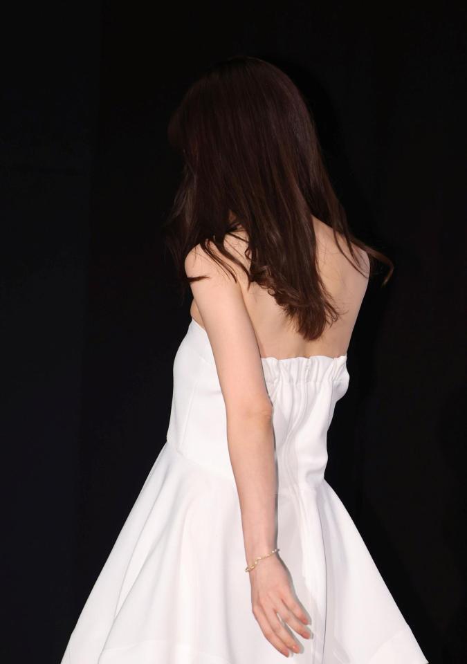 降壇する前田敦子（撮影・石井剣太郎）