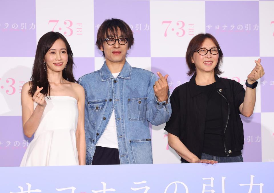 ポーズをとる（左から）前田敦子、ク・ギョファン、キム・ドヨン監督（撮影・石井剣太郎）