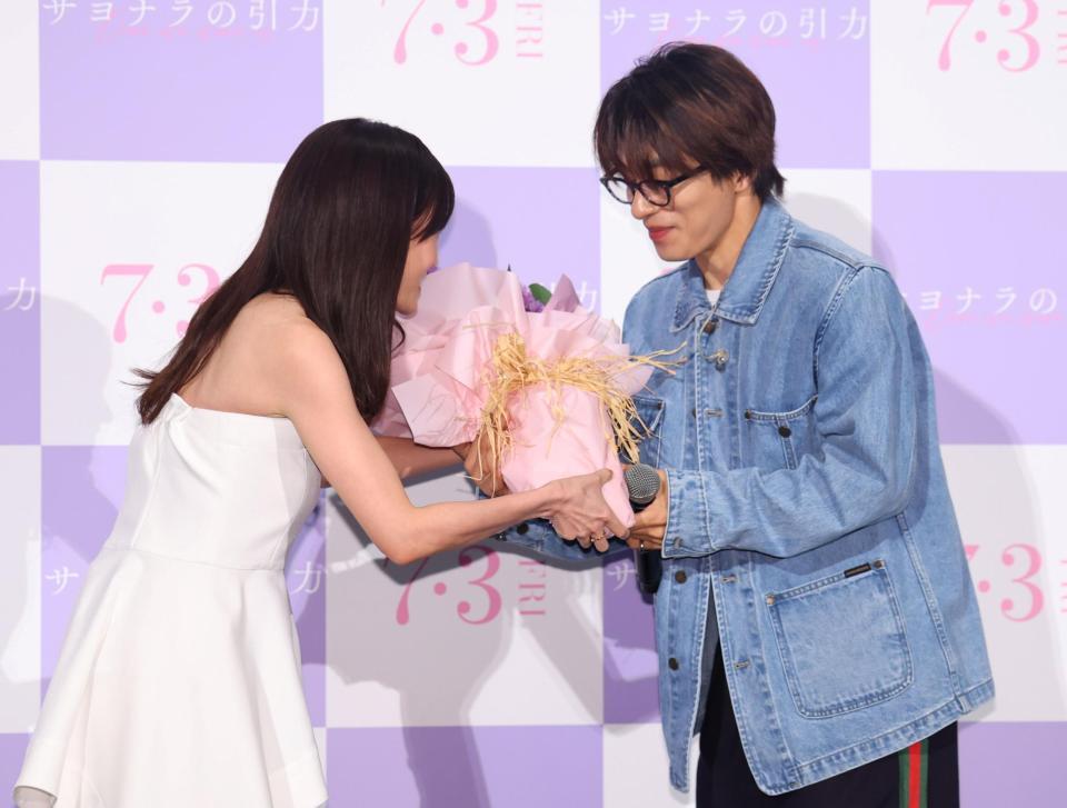 ク・ギョファン（右）に花束を手渡す前田敦子（撮影・石井剣太郎）